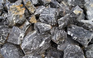 Сколько стоит натуральный камень? От элитных вариантов до демократичных решений